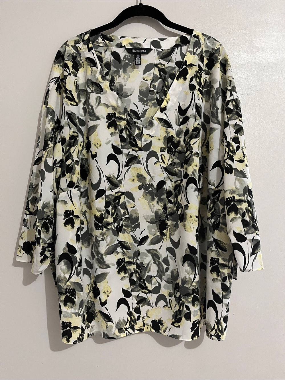 Ellen Tracy Floral V-Neck Top in White, Black and Yellow 3X blouse ruched sleeve